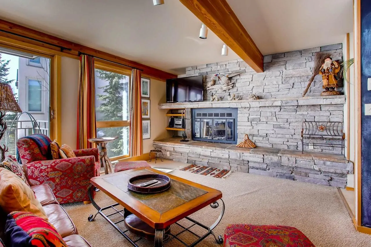 Ski-in Ski-out 2 Bedroom Condo- Sleeps 6 People *