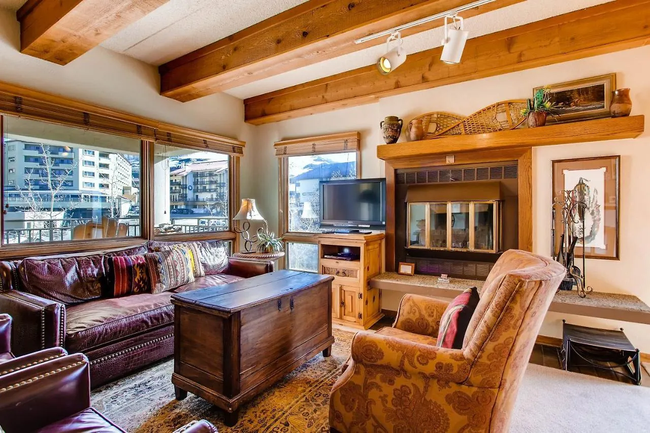Updated 2 Bedroom With View Of Lifts *
