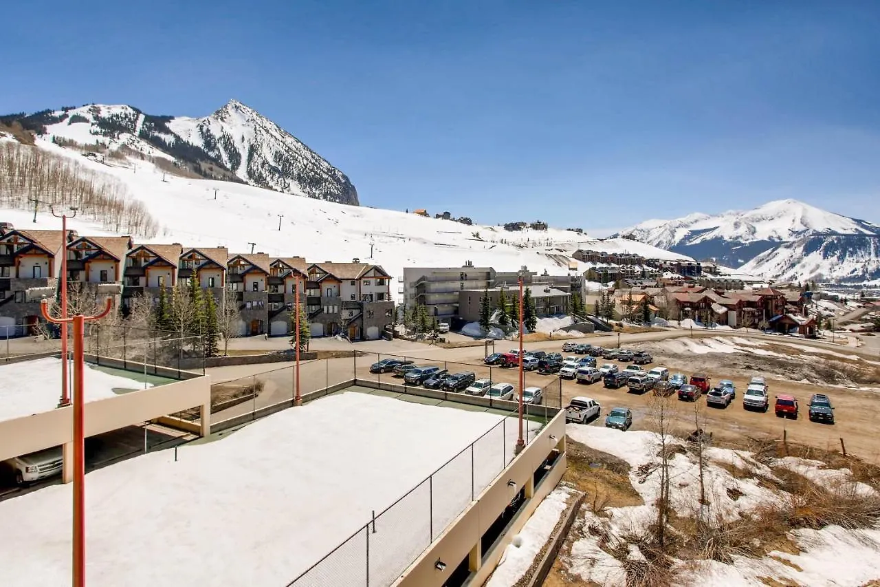 View Of Mt, And Lifts 2 Bedroom Apartmán