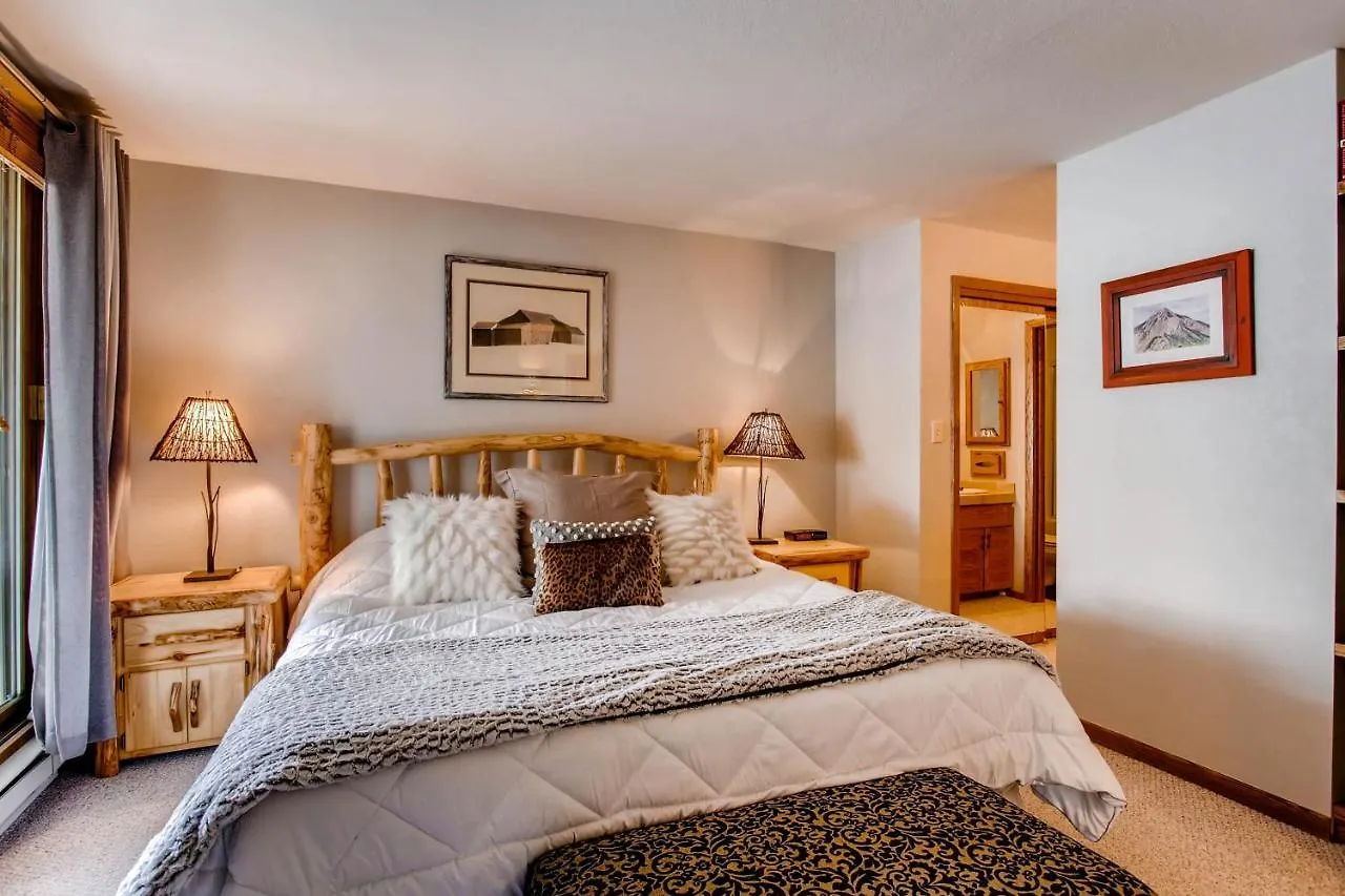 Mountain Views From Plaza - Sleeps 6 Apartment