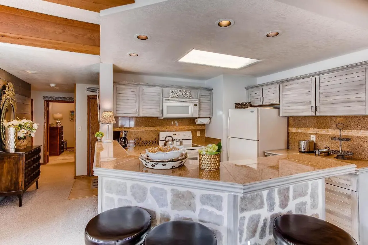 Mountain Views From Plaza - Sleeps 6 Apartment *