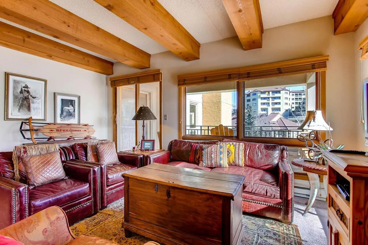 Updated 2 Bedroom With View Of Lifts *
