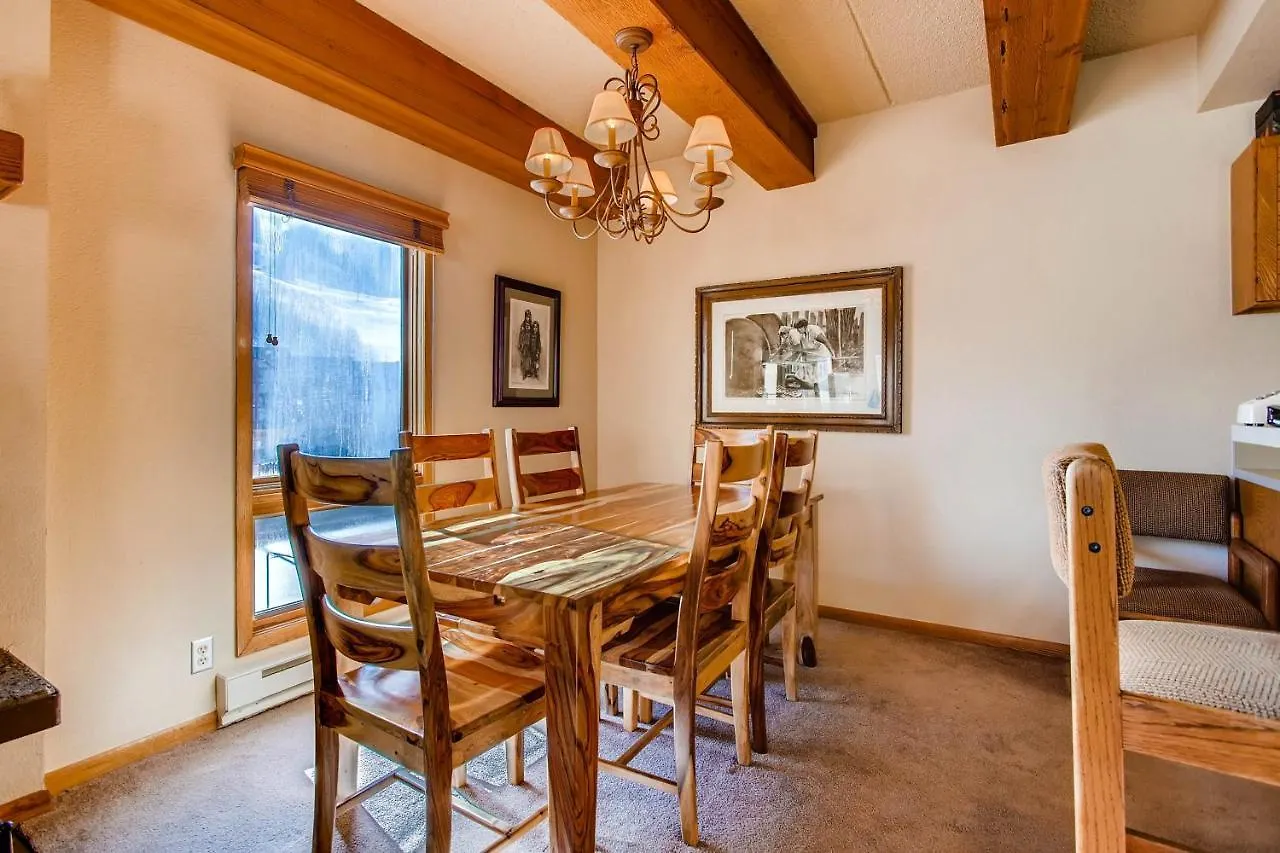Updated 2 Bedroom With View Of Lifts *