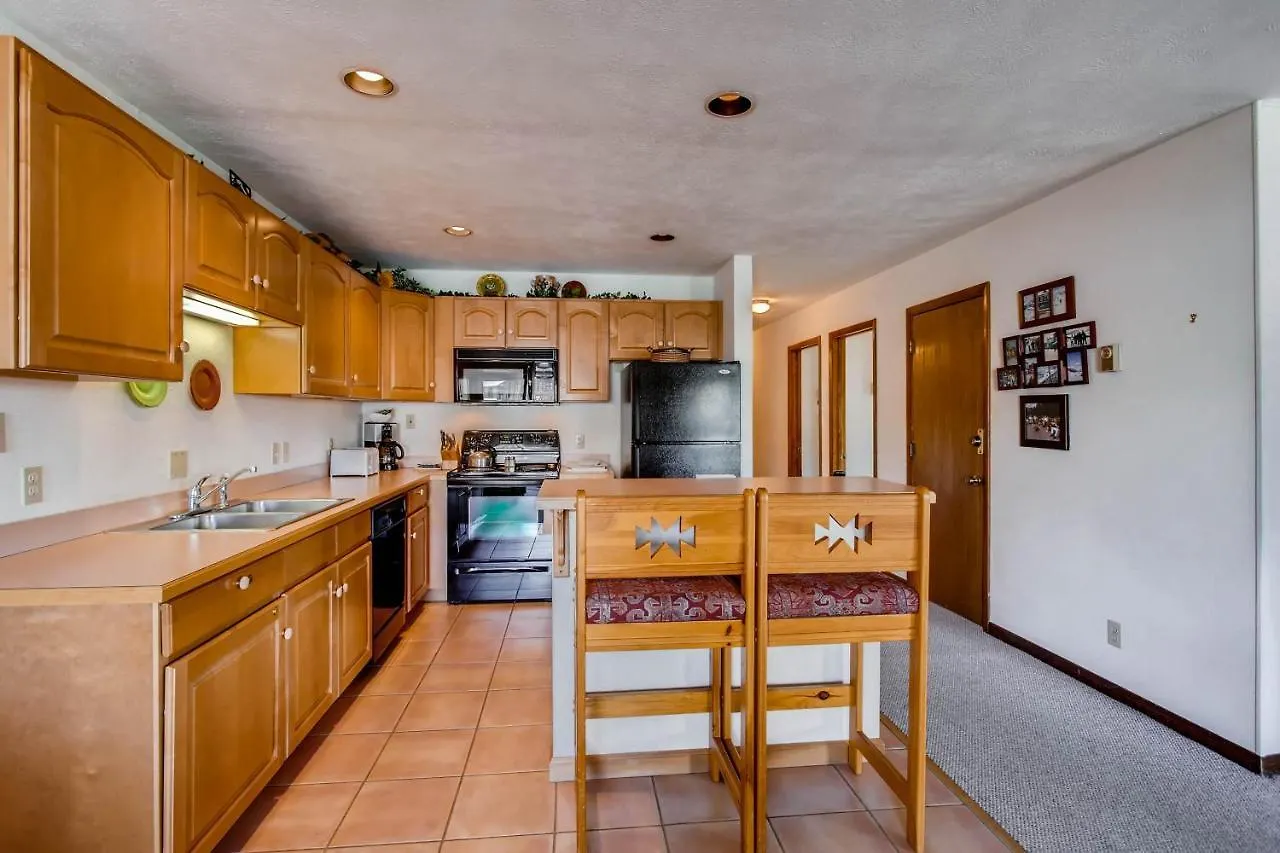 3 Bedroom Unit With Fireplace & Mountain Views *