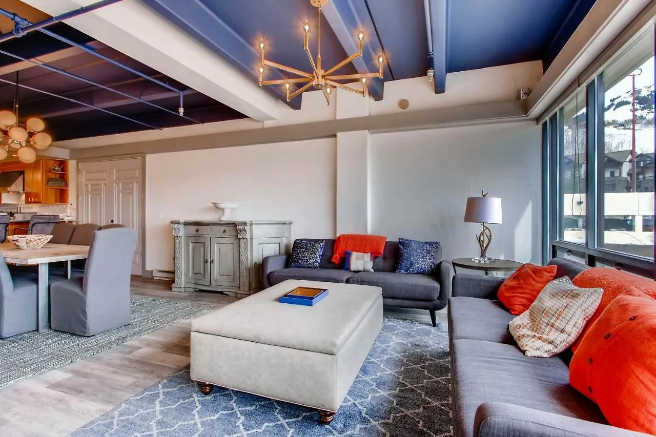 Uniquely Decorated Mountain Plaza Apartment *