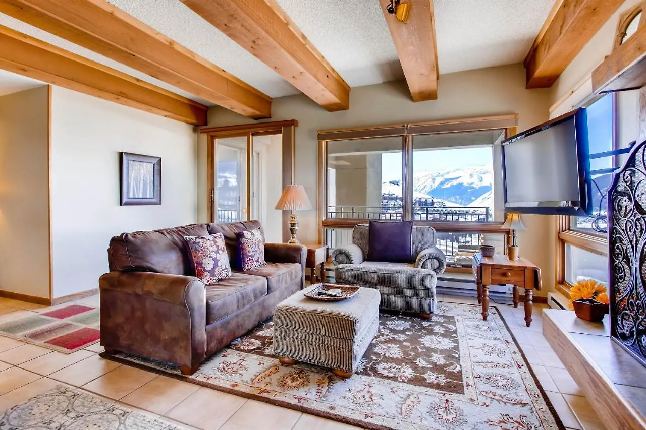 2 Bedroom With Open Floor Plan & Updated Kitchen Apartment