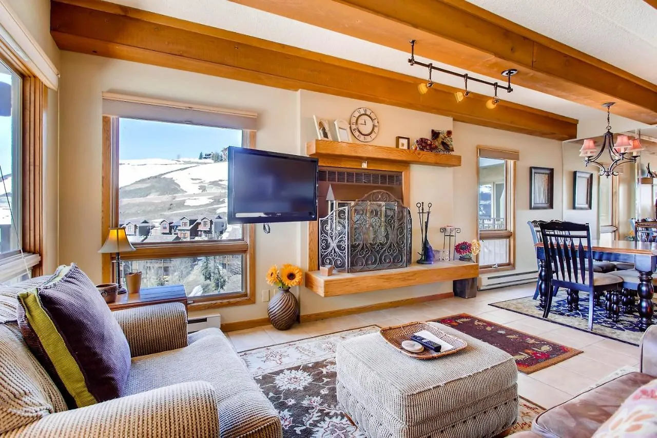 2 Bedroom With Open Floor Plan & Updated Kitchen *