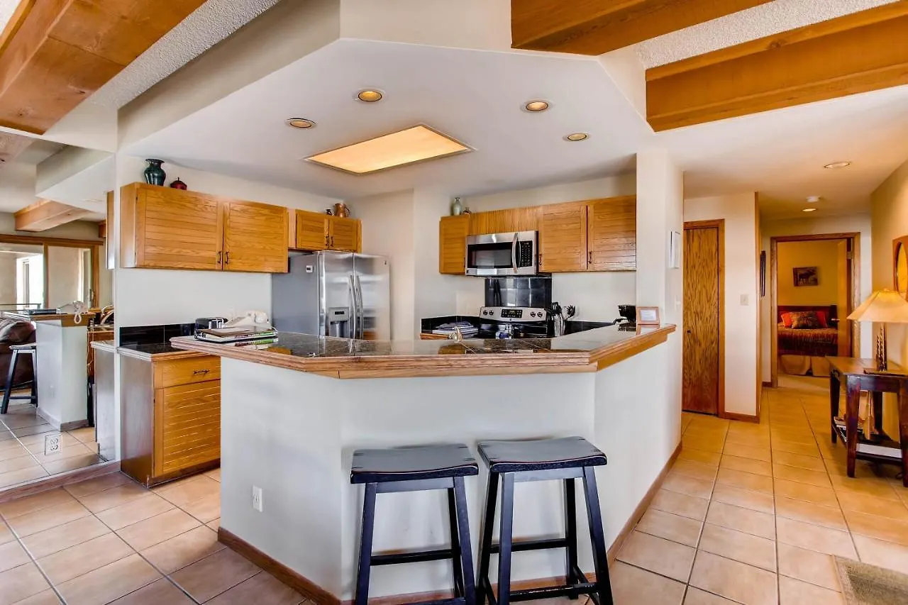 2 Bedroom With Open Floor Plan & Updated Kitchen Apartment