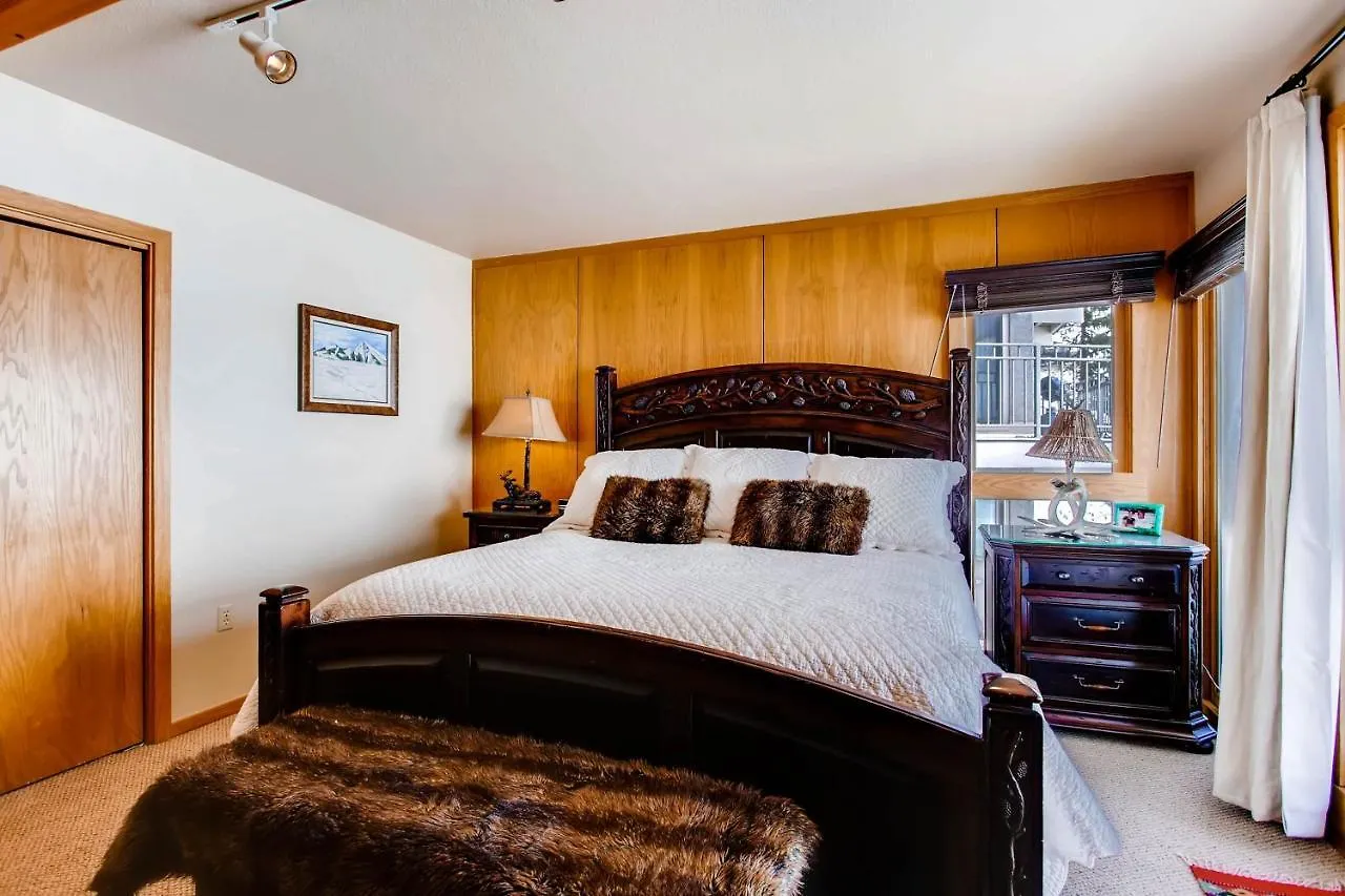 Ski-in Ski-out 2 Bedroom Condo- Sleeps 6 People Apartment