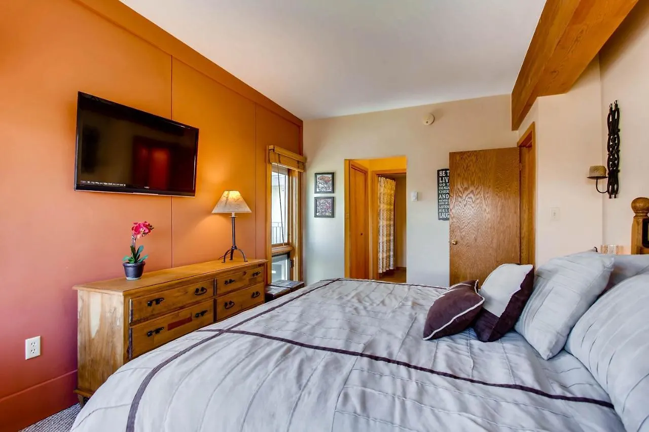 Unique & Modern 3 Bedroom 2ba Condo- Ski-in Ski-out