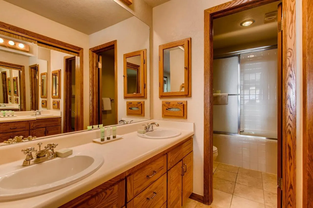Updated 2 Bedroom With View Of Lifts Apartment