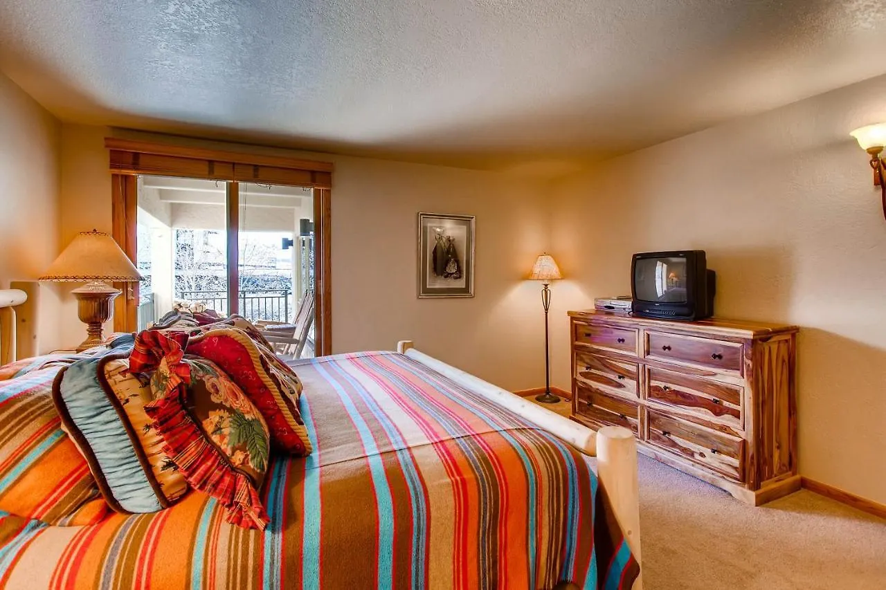 Updated 2 Bedroom With View Of Lifts