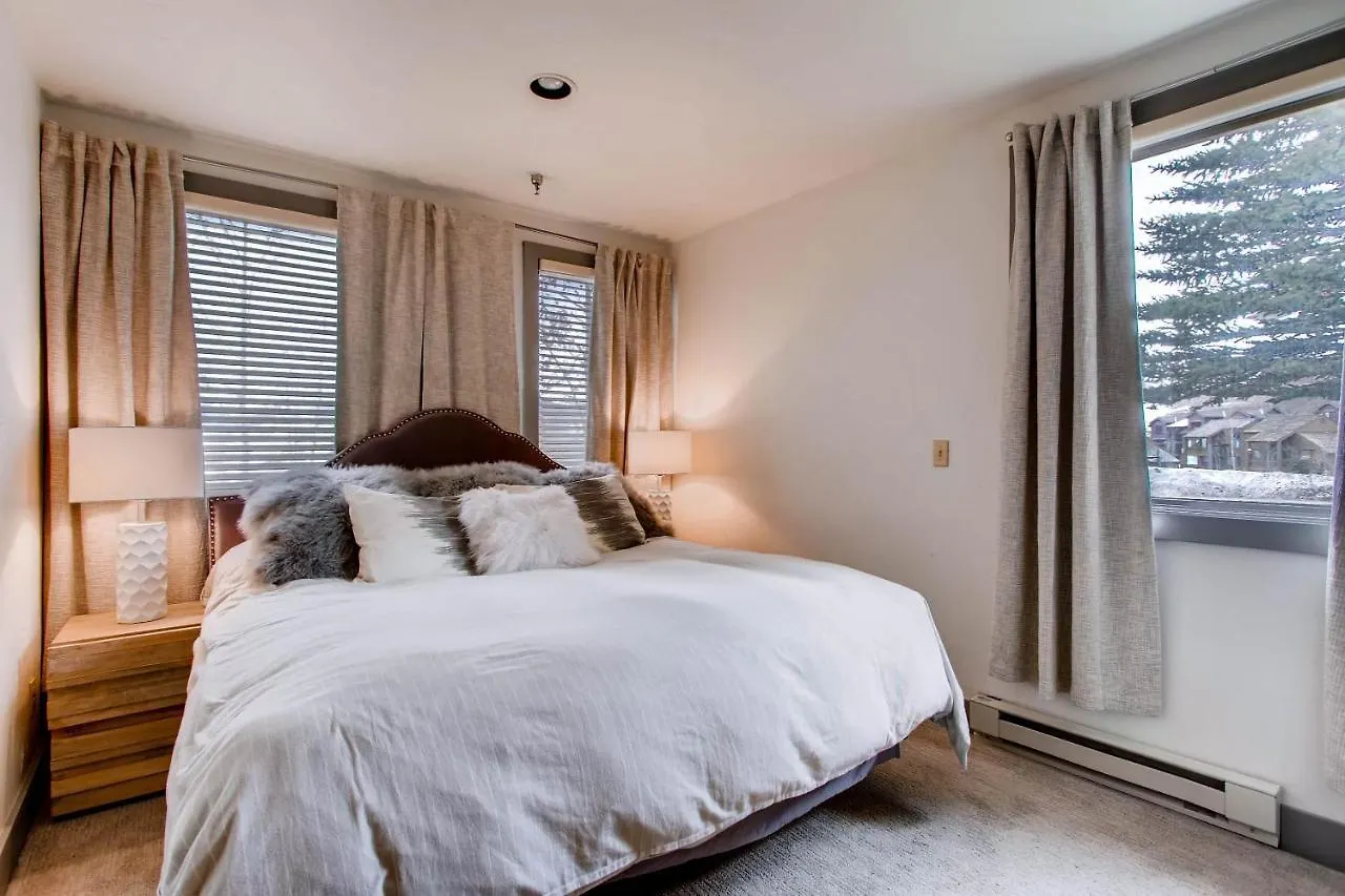 Uniquely Decorated Mountain Plaza Apartment