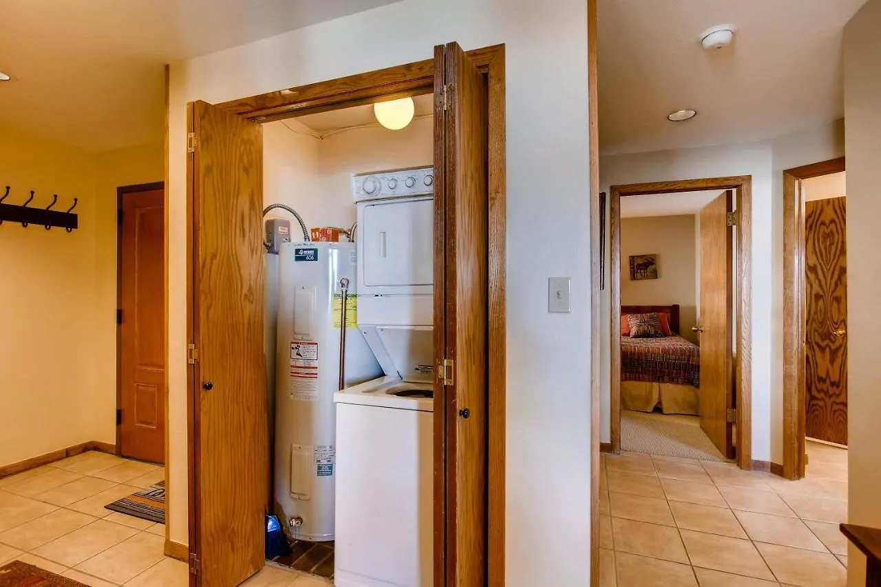 Apartment 2 Bedroom With Open Floor Plan & Updated Kitchen