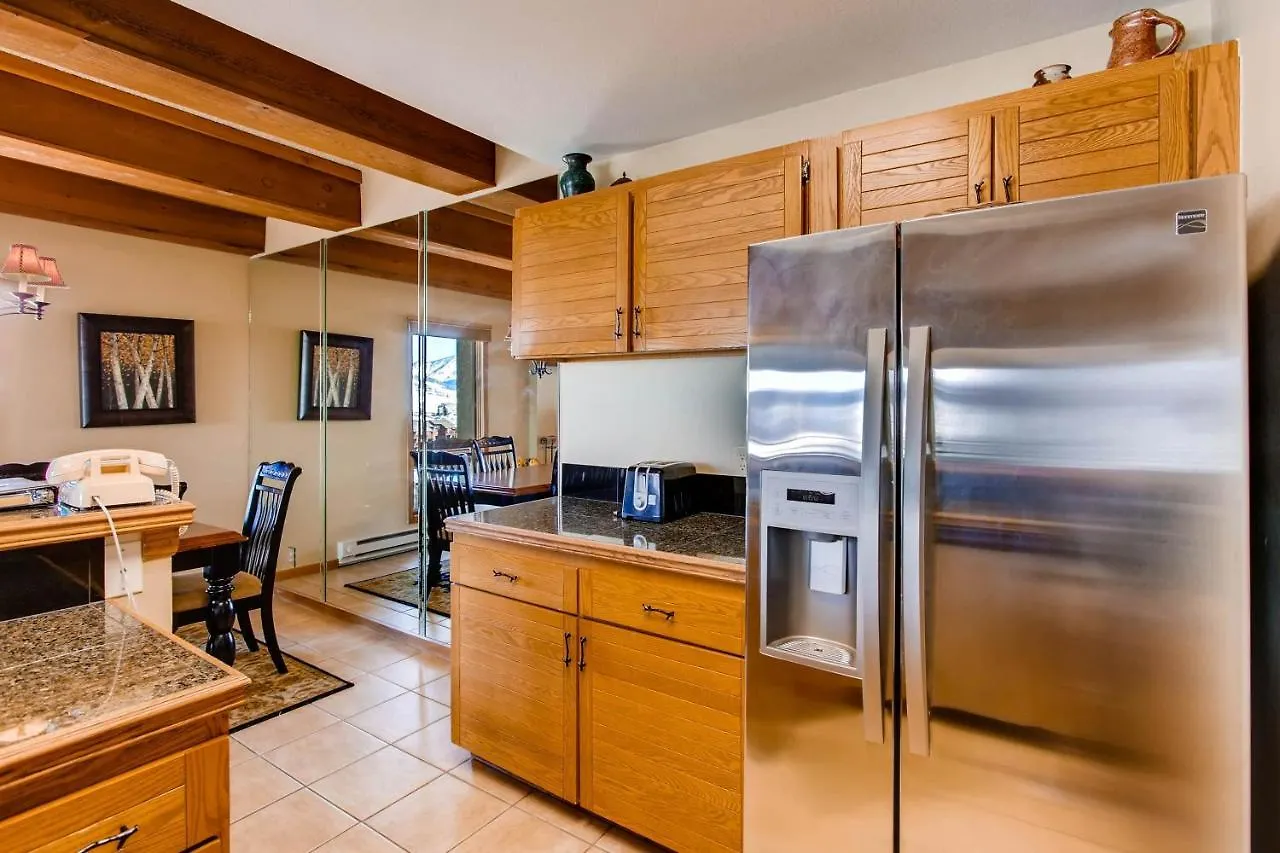 Apartment 2 Bedroom With Open Floor Plan & Updated Kitchen *