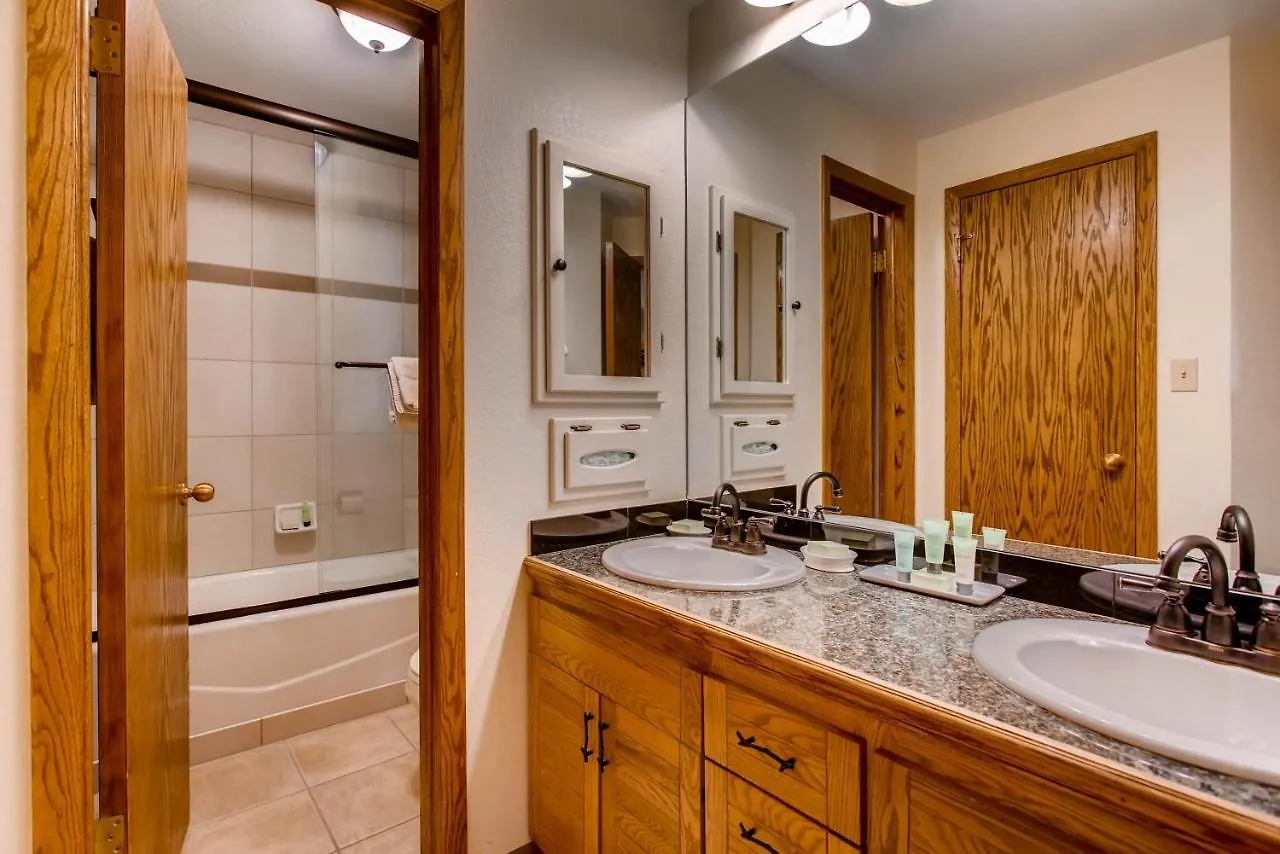 2 Bedroom With Open Floor Plan & Updated Kitchen Apartment