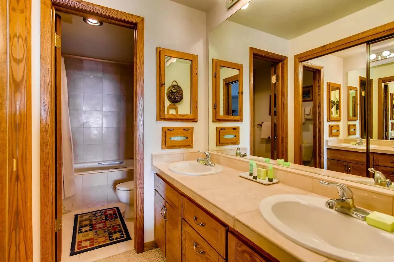 Apartment Large 2 Bedroom With Open Floorplan *