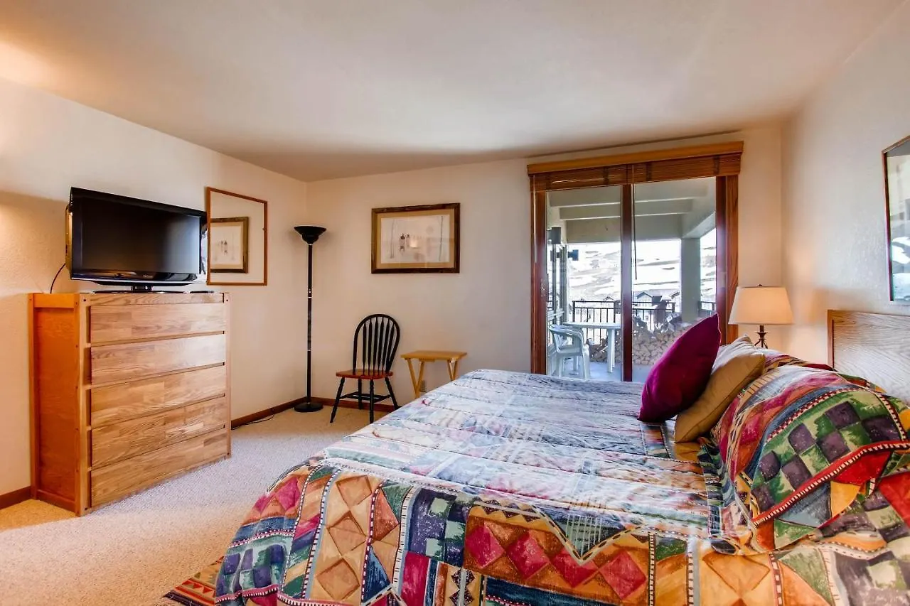 Large 2 Bedroom With Open Floorplan Apartment *