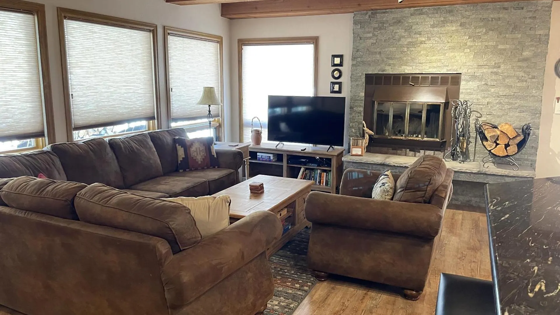 Rustic-contemporary 3br With Great Views *