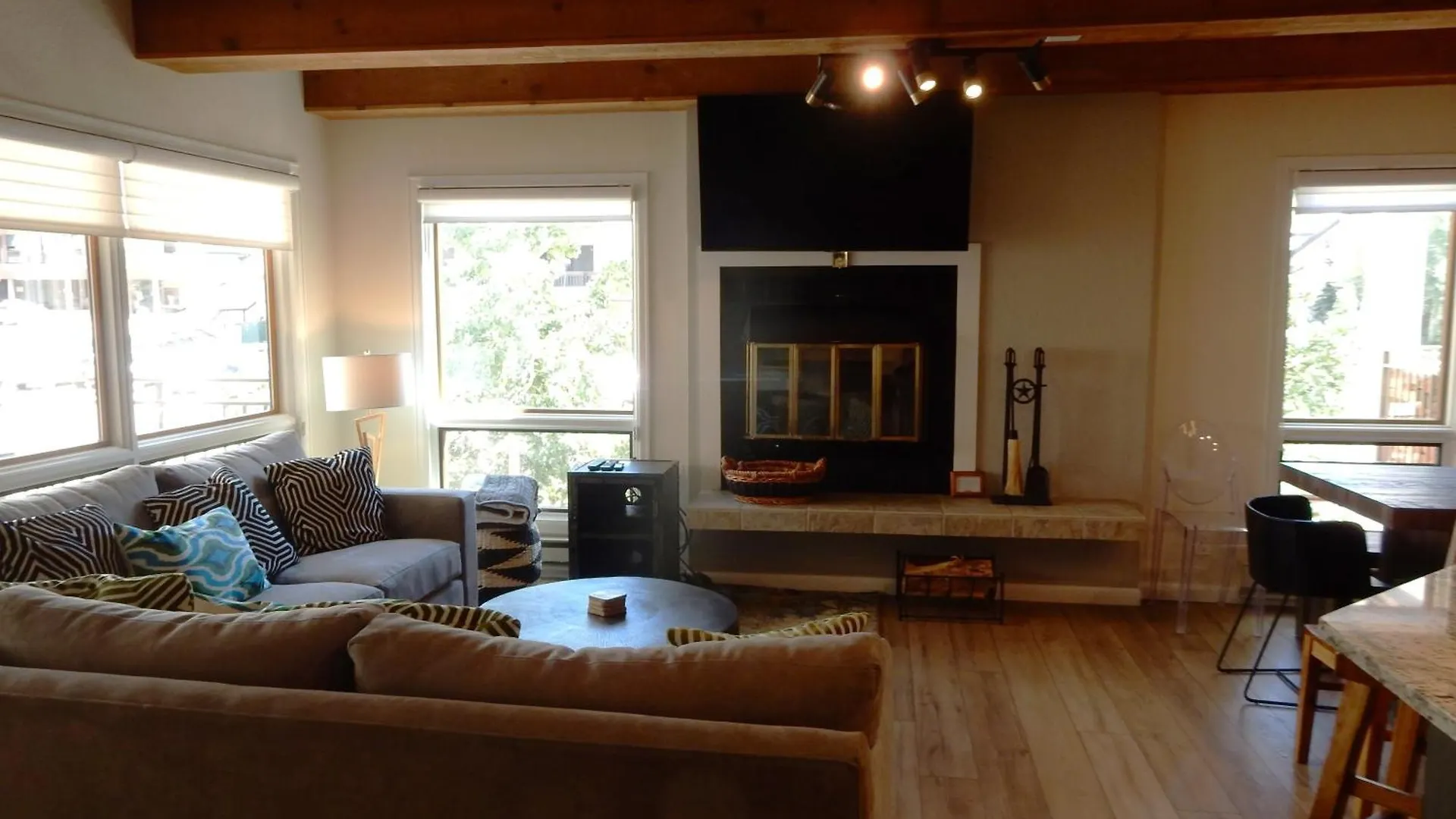 2 Bedroom With Huge, Sectional Couch Apartment