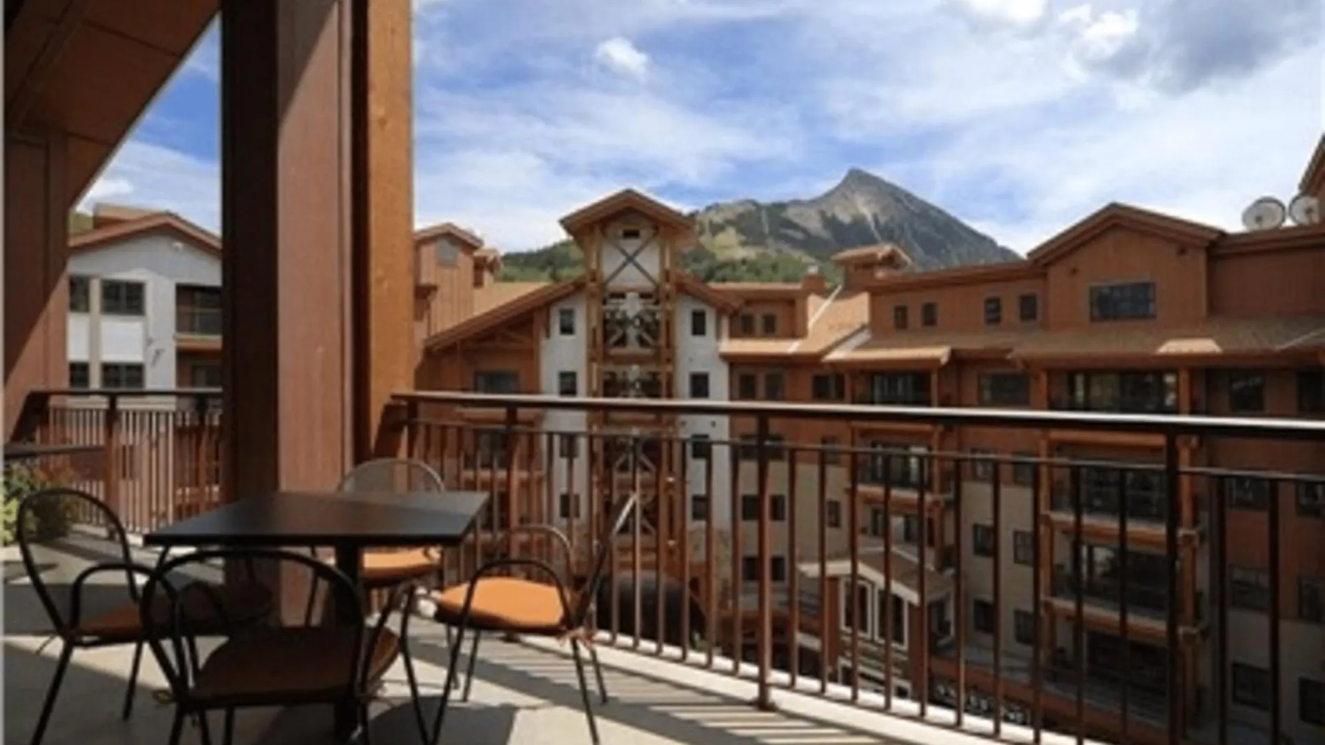 The At Mountaineer Square 4*
