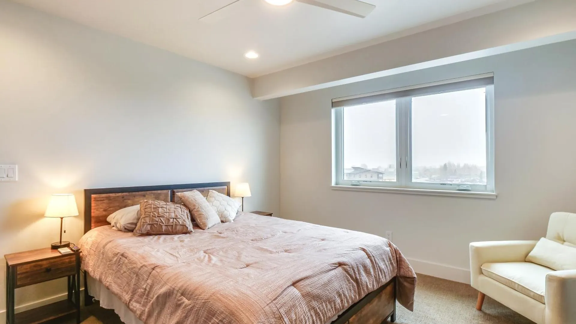 Peaceful Townhome With Mountain Views *