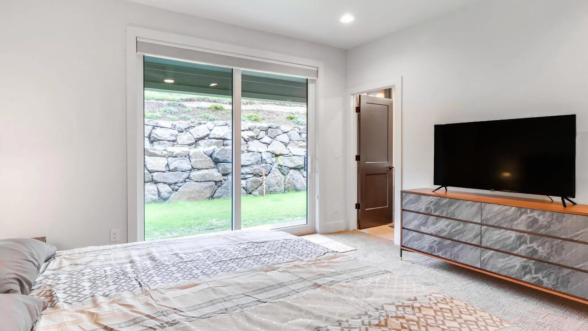 Peaceful Townhome With Mountain Views *