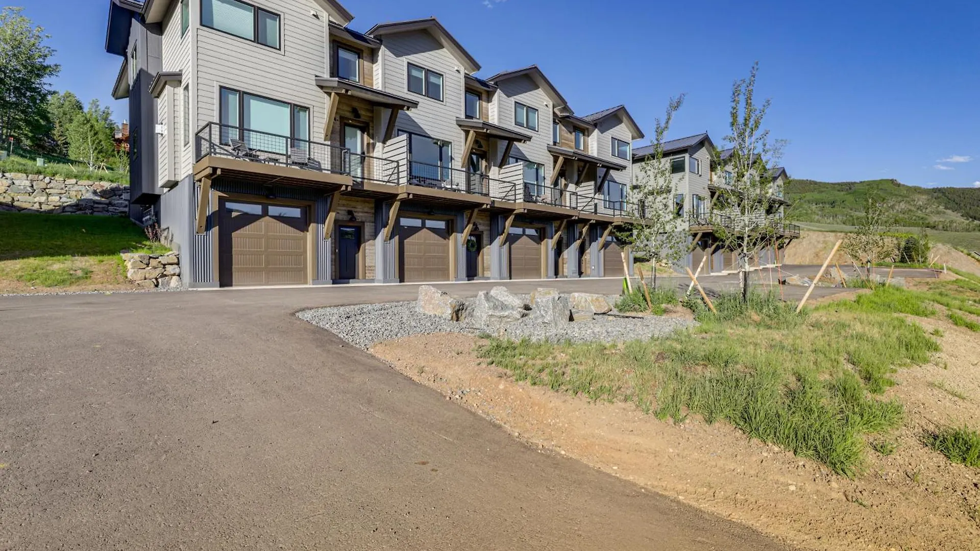 Peaceful Townhome With Mountain Views Holiday home