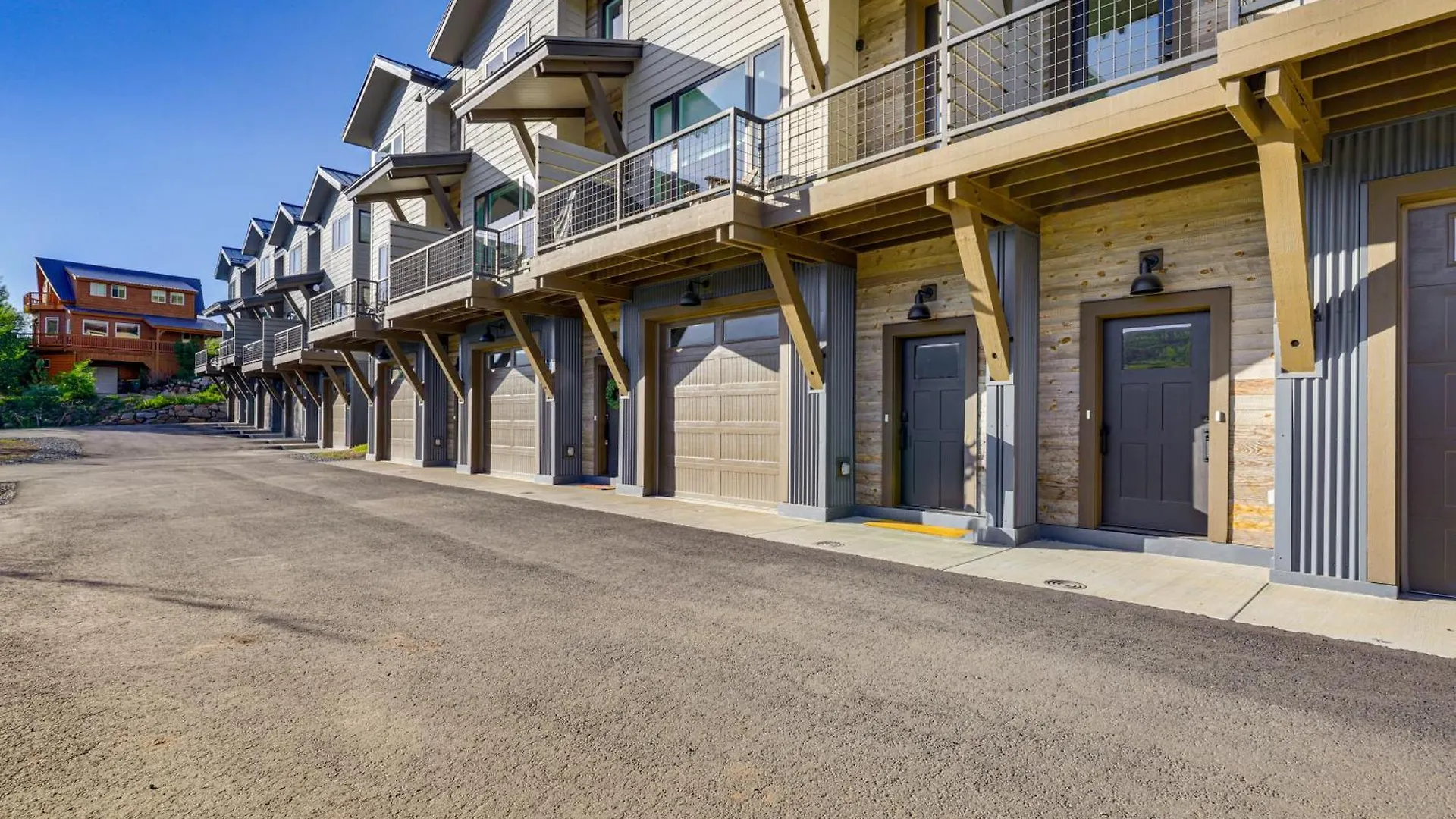 Peaceful Townhome With Mountain Views