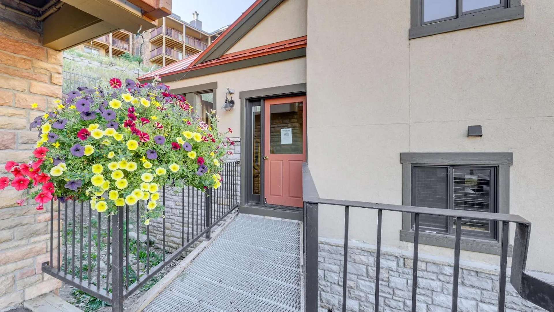 Apartment Walk To Lifts Cozy