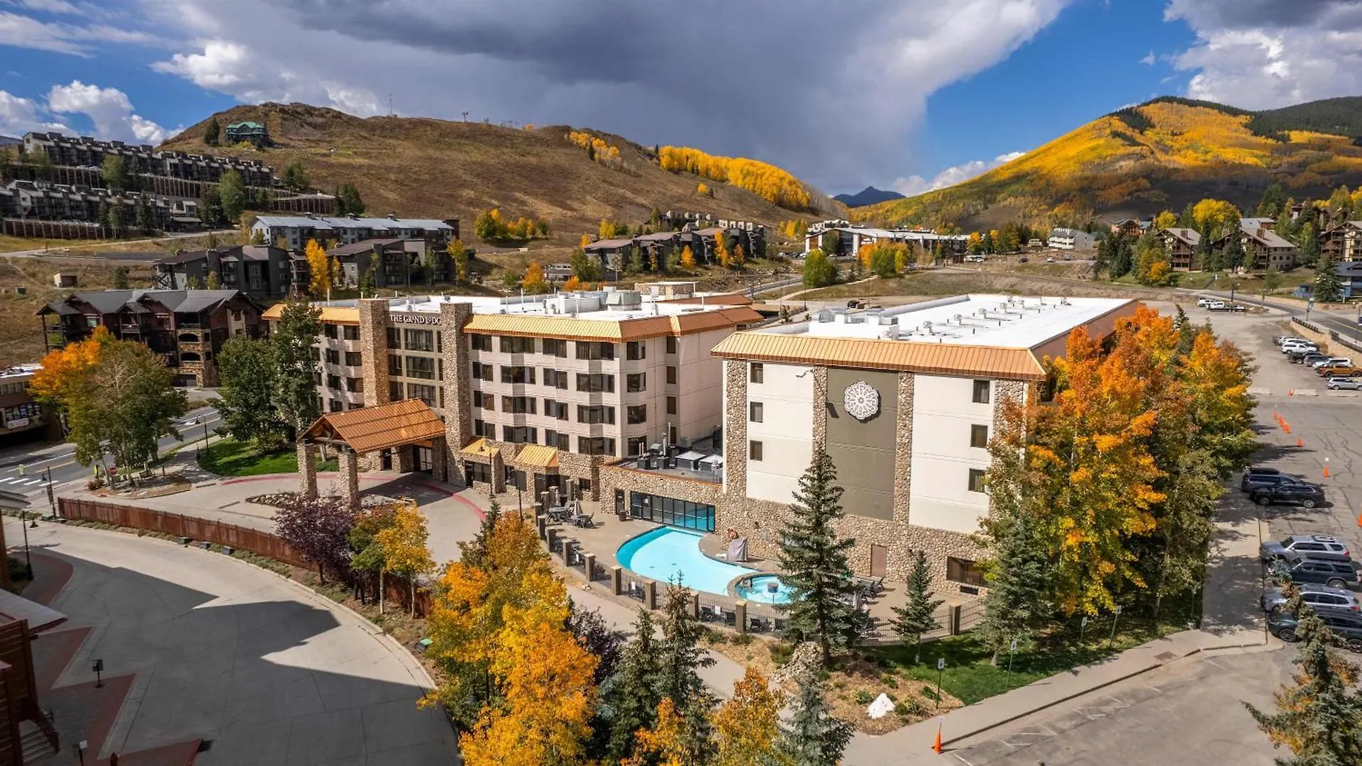 1bd 272 Perfect Location With Pool *
