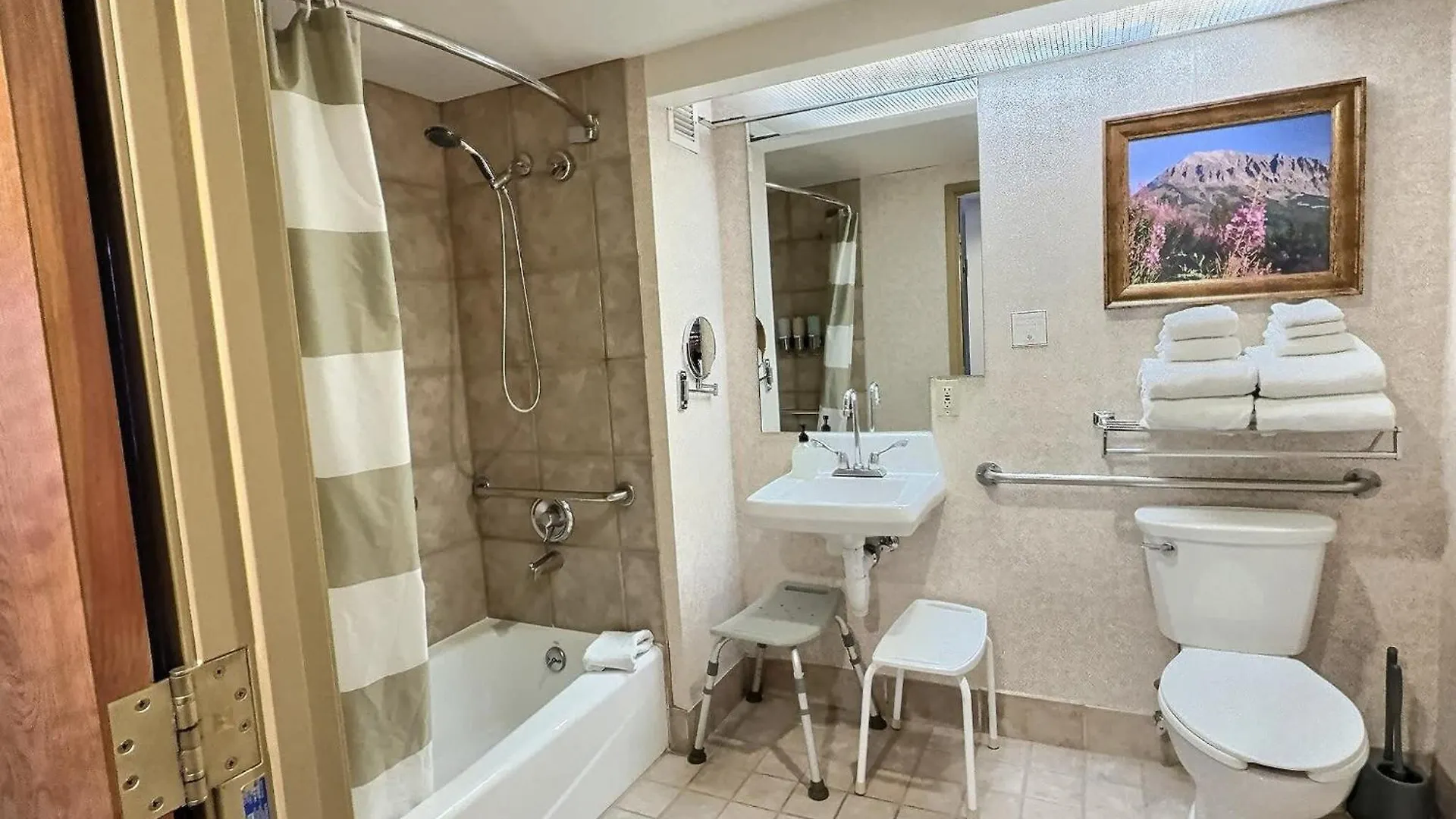 1bd 272 Perfect Location With Pool *