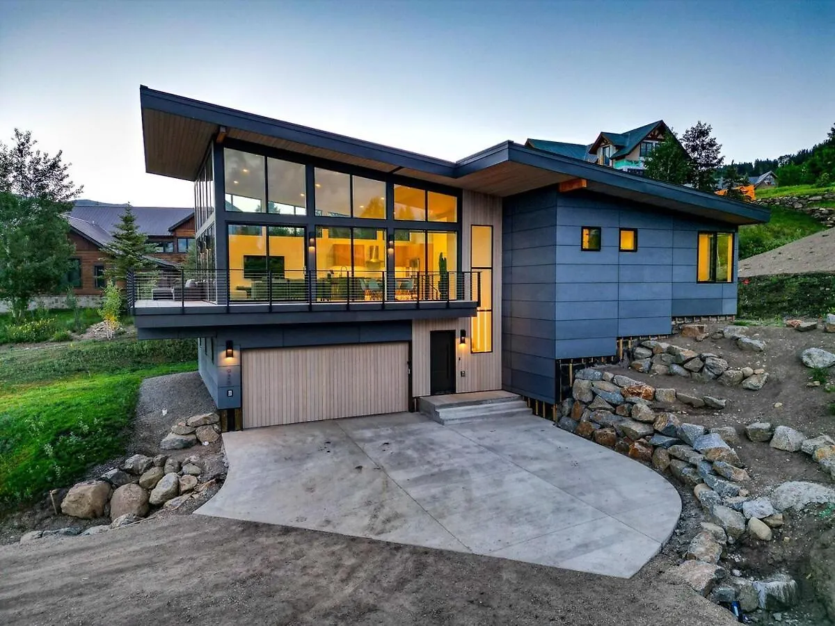 Holiday home Luxury Modern Walk To Lifts Trails *