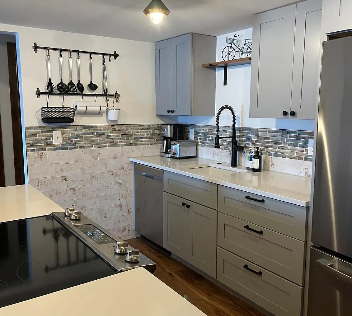 Newly Renovated In Out 2br *