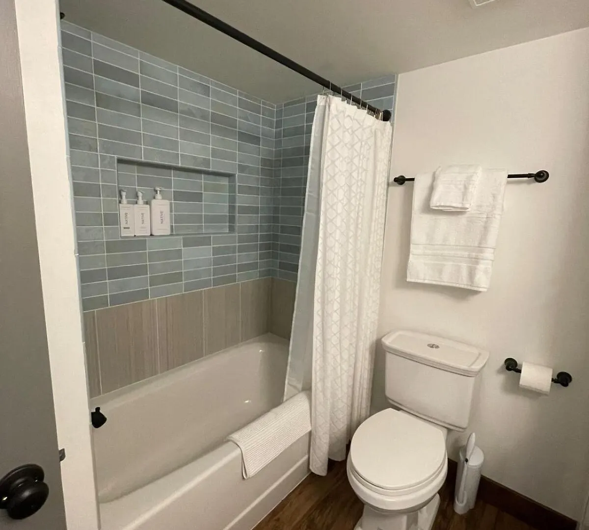 Newly Renovated In Out 2br Apartment