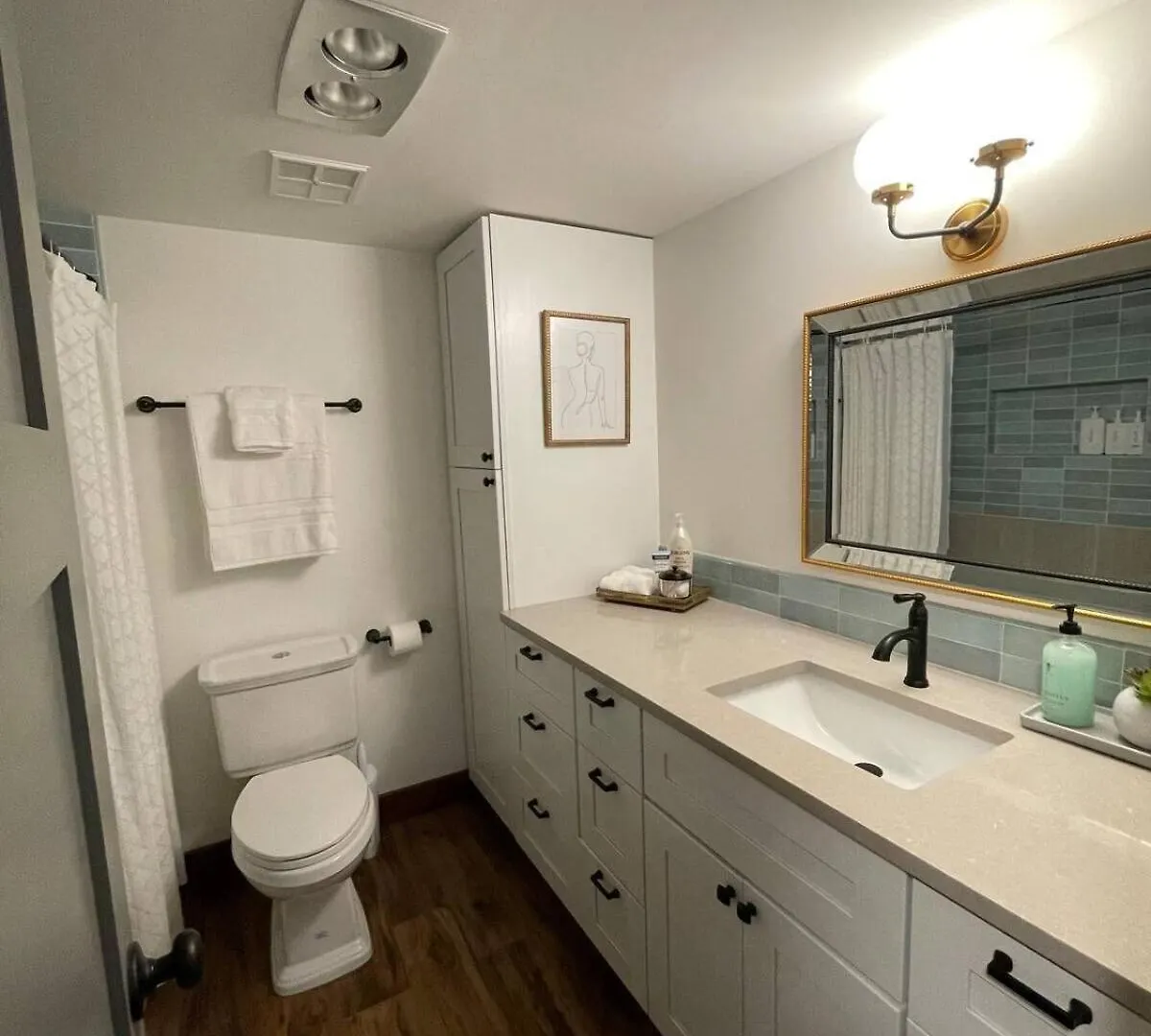 Newly Renovated In Out 2br Apartment *