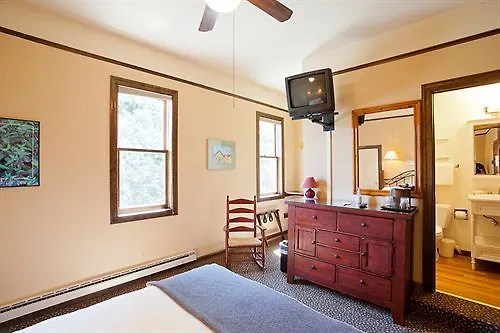Elk Mountain Lodge *