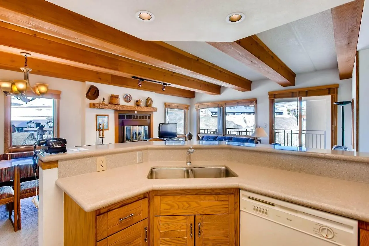Large 2 Bedroom With Open Floorplan *