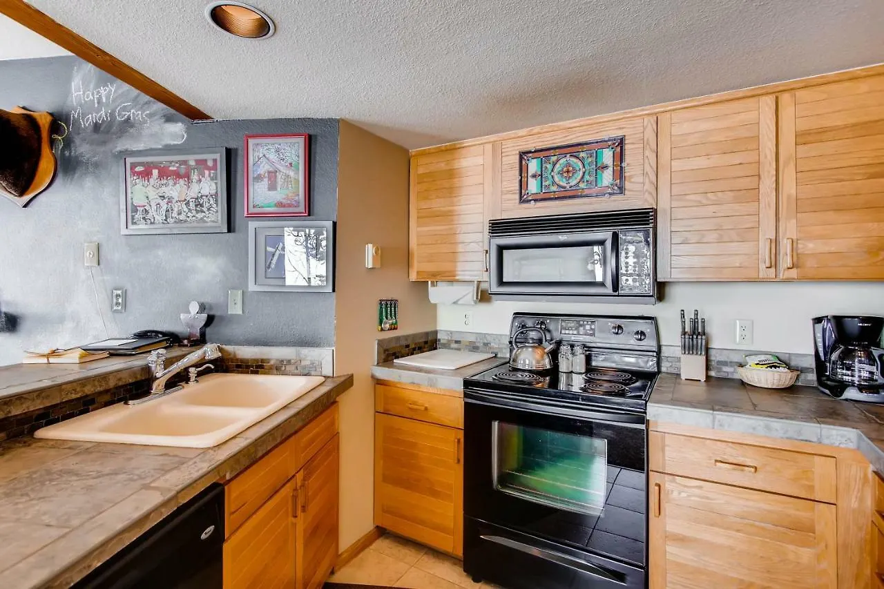 Ski-in Ski-out 2 Bedroom Condo- Sleeps 6 People *