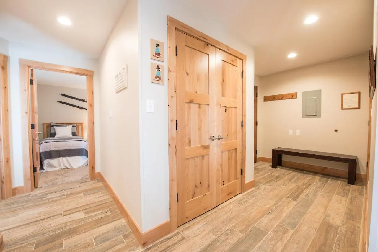 Vintage Styled Plaza Apts Apartment