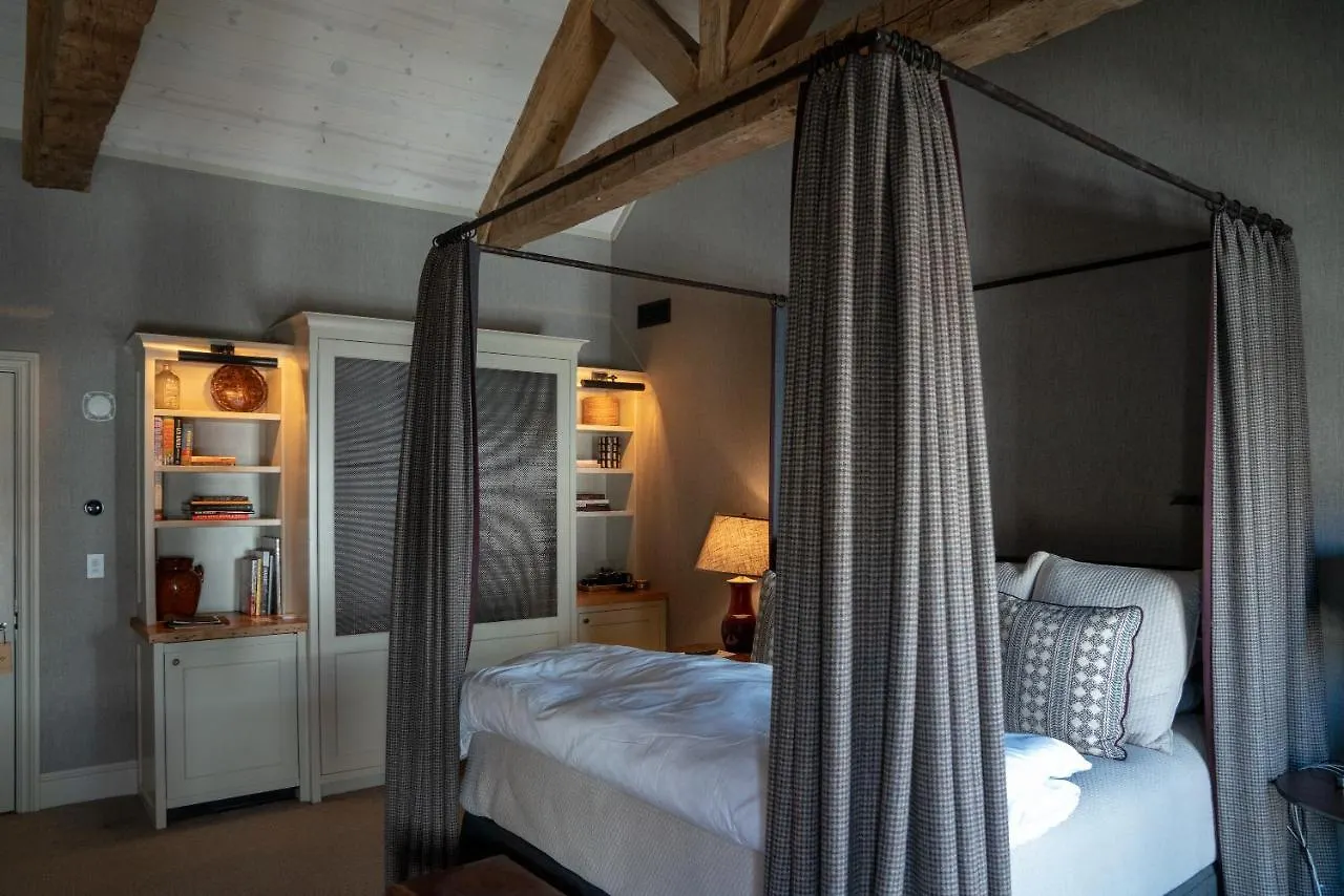 Public House Lofts Hotel