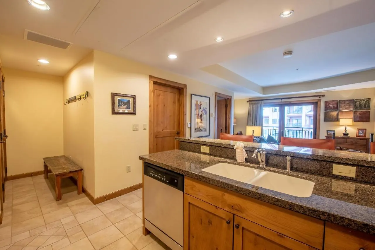 Comfortable 1 Bedroom - Slopeside Apartment *