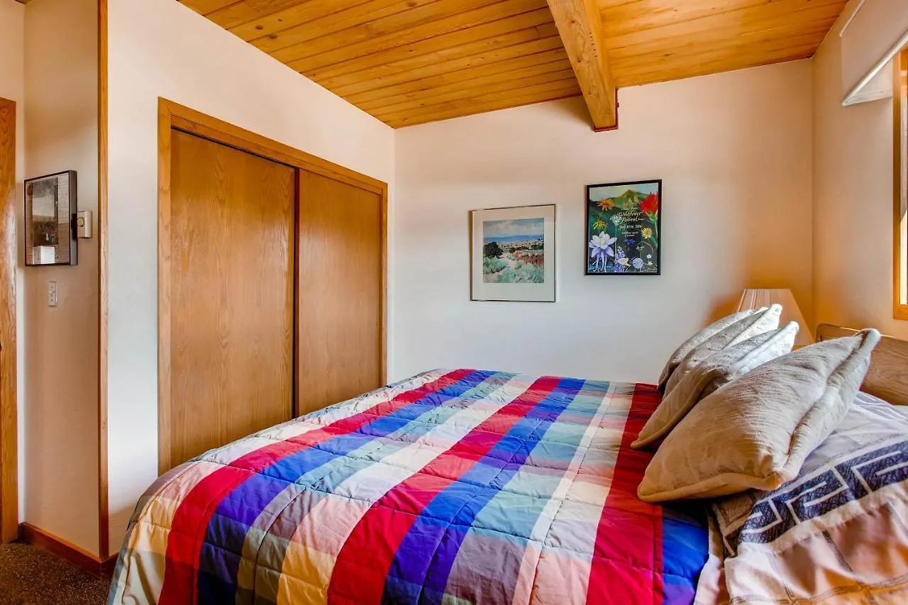 1 Bedroom With Amazing Views Of Mountain Range & Wood Creek *
