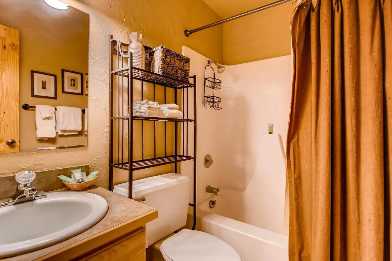 Tastefully Decorated Emmons Apartment *