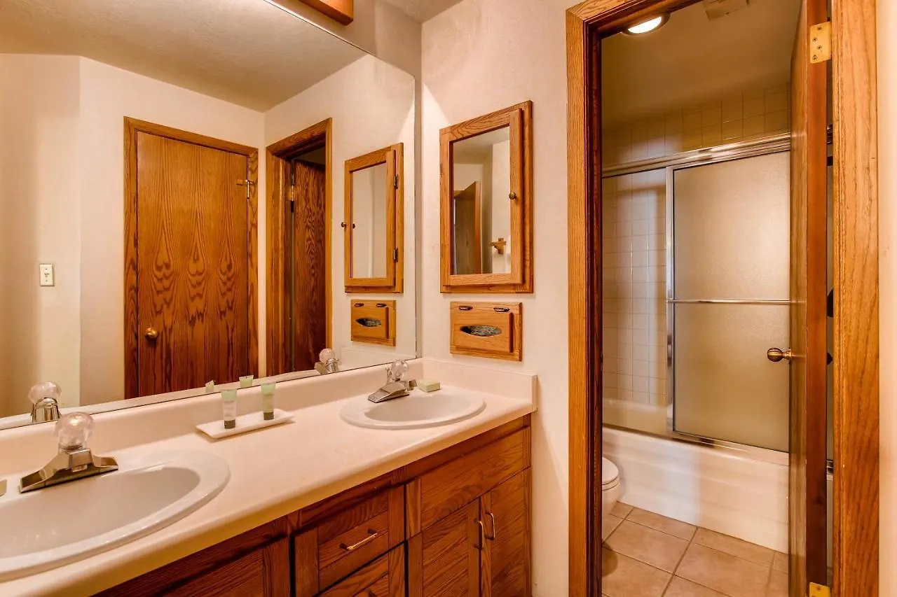 2 Bedroom With Views Of Wood Creek & Mountains Apartment
