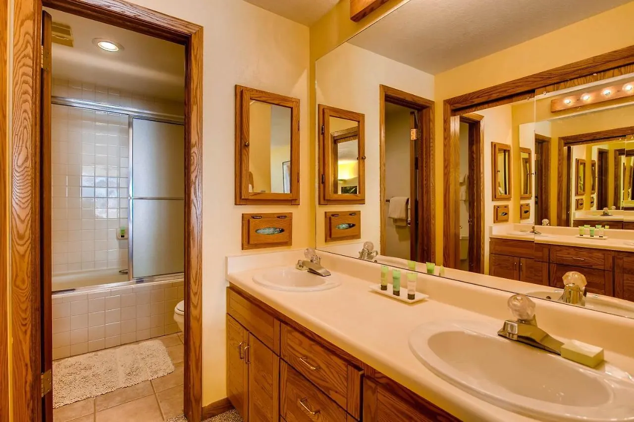 2 Bedroom With Views Of Wood Creek & Mountains Apartment *