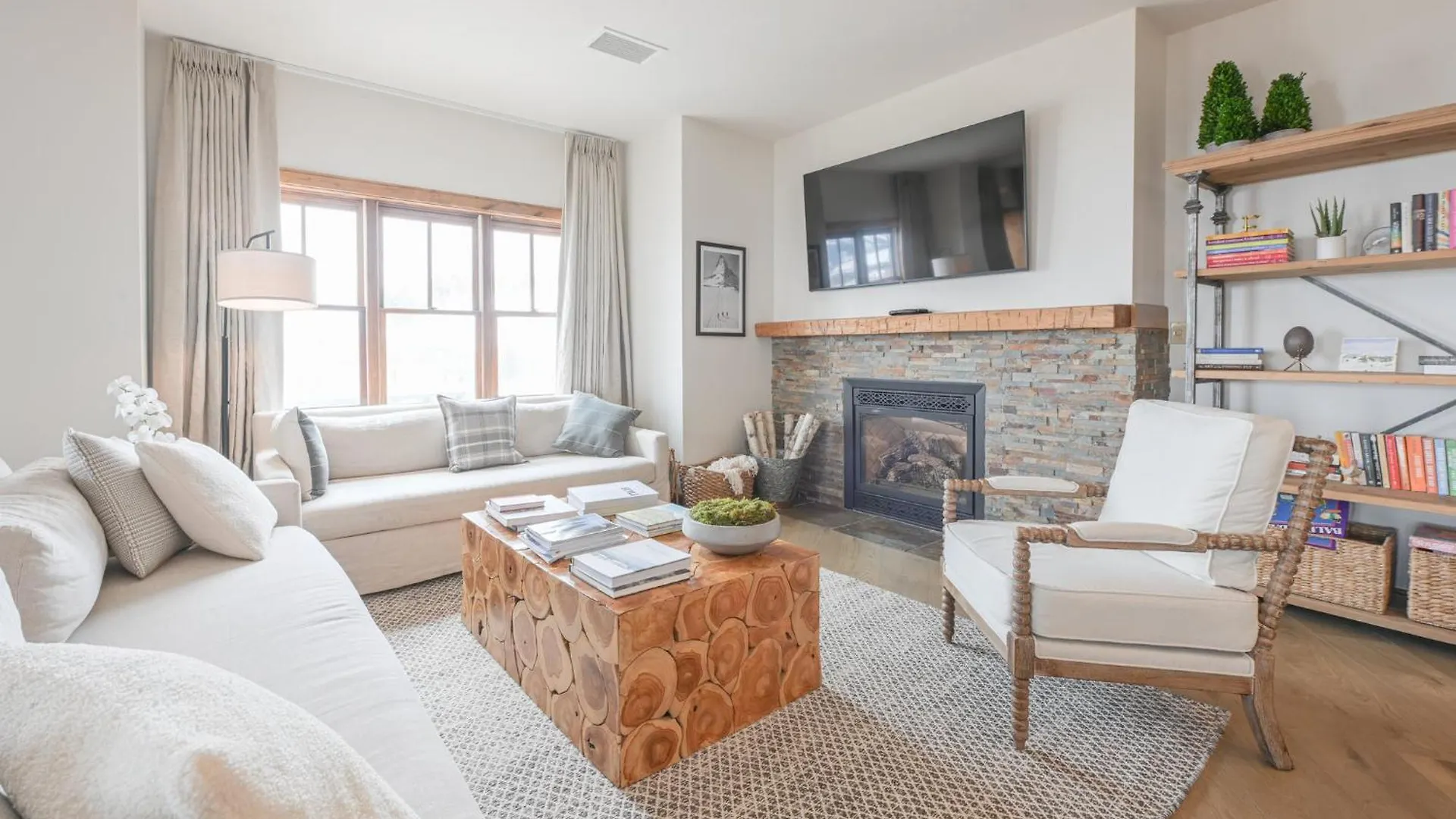 The At Mountaineer Square 4*